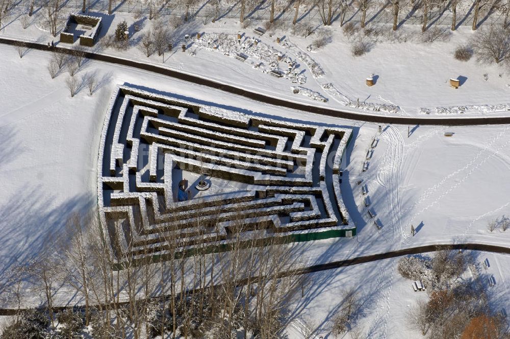 Luftbild Berlin - Winterlich verschneiten Hecken Irrgarten im Erholungspark Marzahn