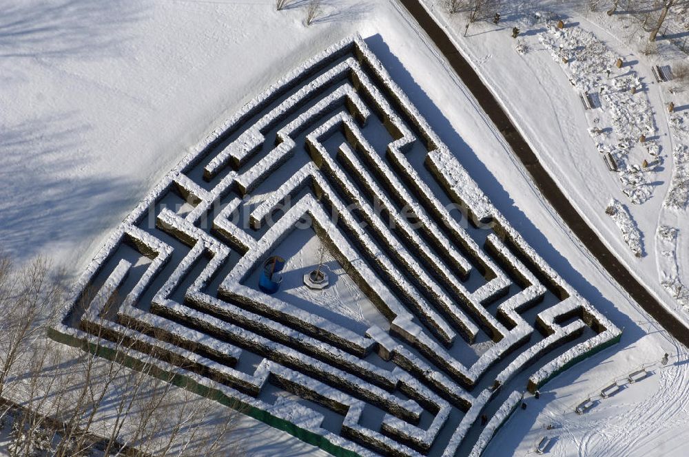 Luftaufnahme Berlin - Winterlich verschneiten Hecken Irrgarten im Erholungspark Marzahn