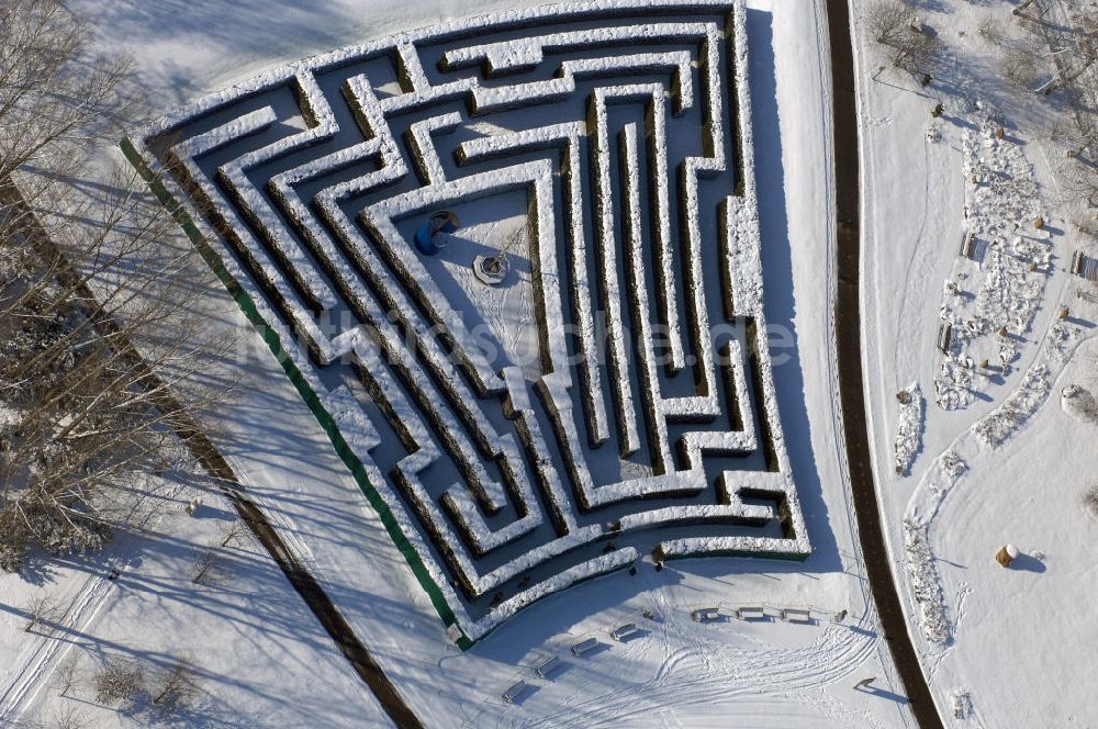 Berlin von oben - Winterlich verschneiten Hecken Irrgarten im Erholungspark Marzahn