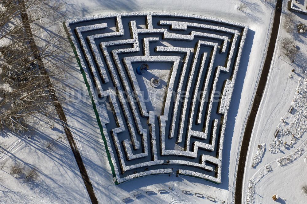 Luftbild Berlin - Winterlich verschneiten Hecken Irrgarten im Erholungspark Marzahn