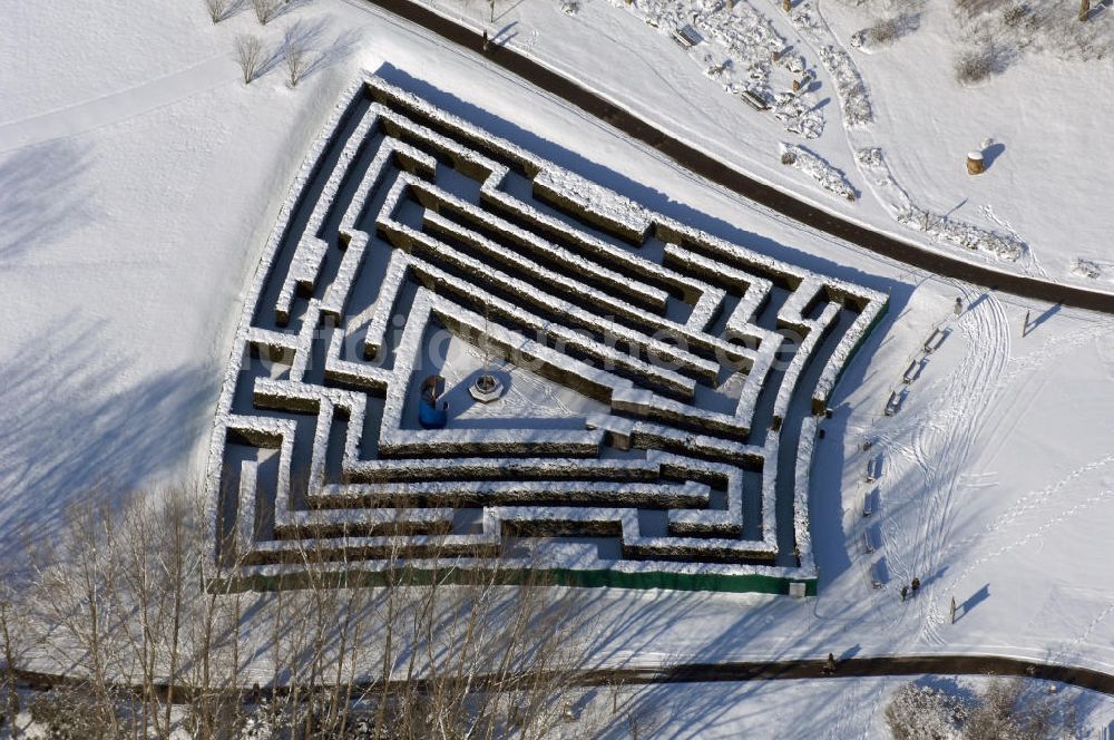 Berlin von oben - Winterlich verschneiten Hecken Irrgarten im Erholungspark Marzahn