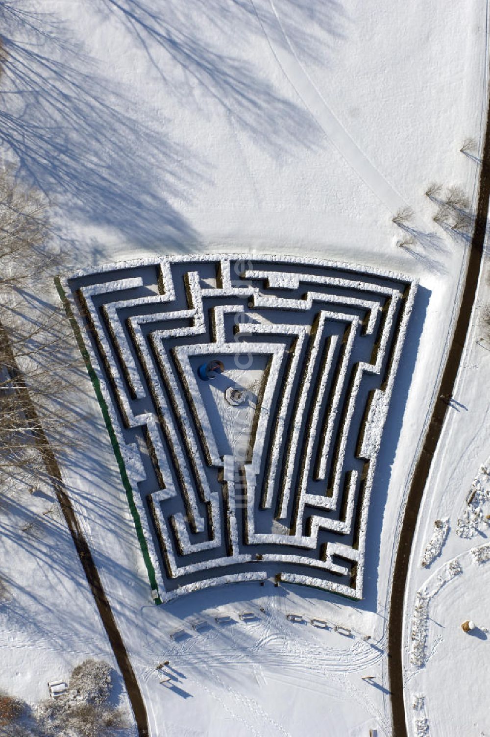 Luftaufnahme Berlin - Winterlich verschneiten Hecken Irrgarten im Erholungspark Marzahn