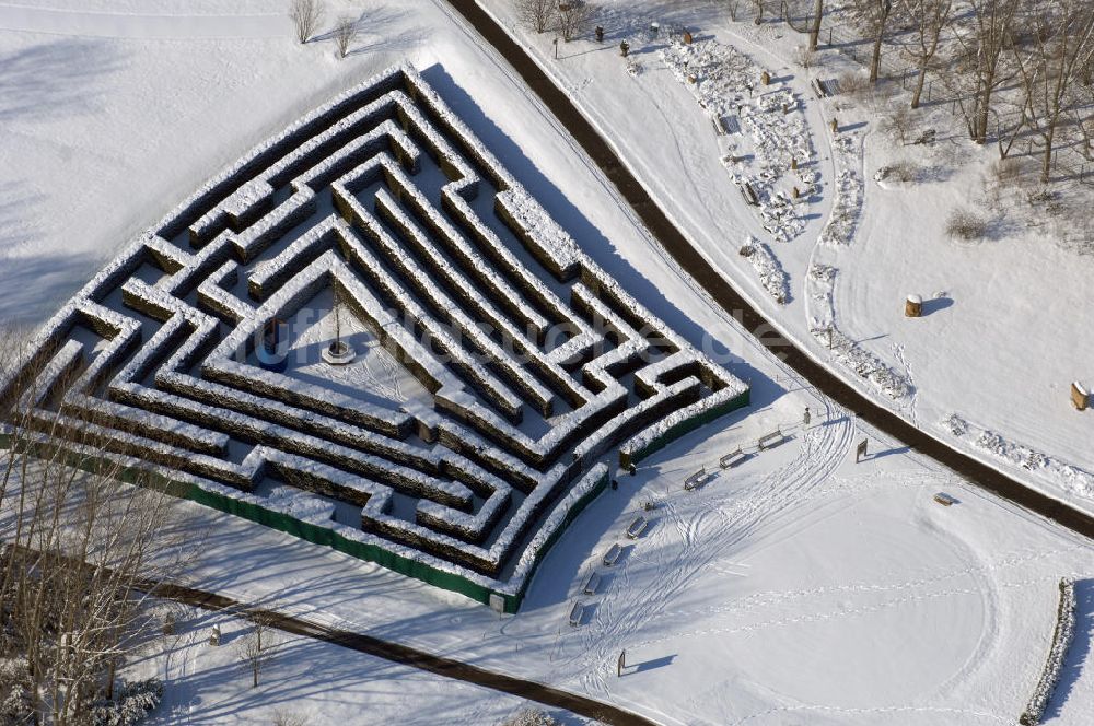 Luftbild Berlin - Winterlich verschneiten Hecken Irrgarten im Erholungspark Marzahn