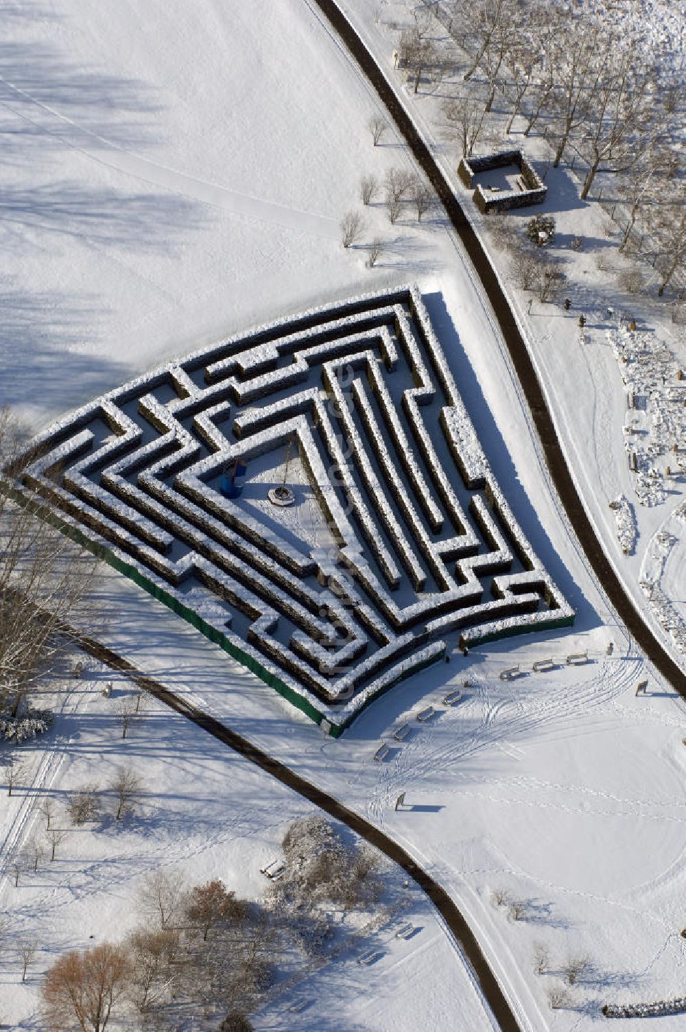 Luftaufnahme Berlin - Winterlich verschneiten Hecken Irrgarten im Erholungspark Marzahn