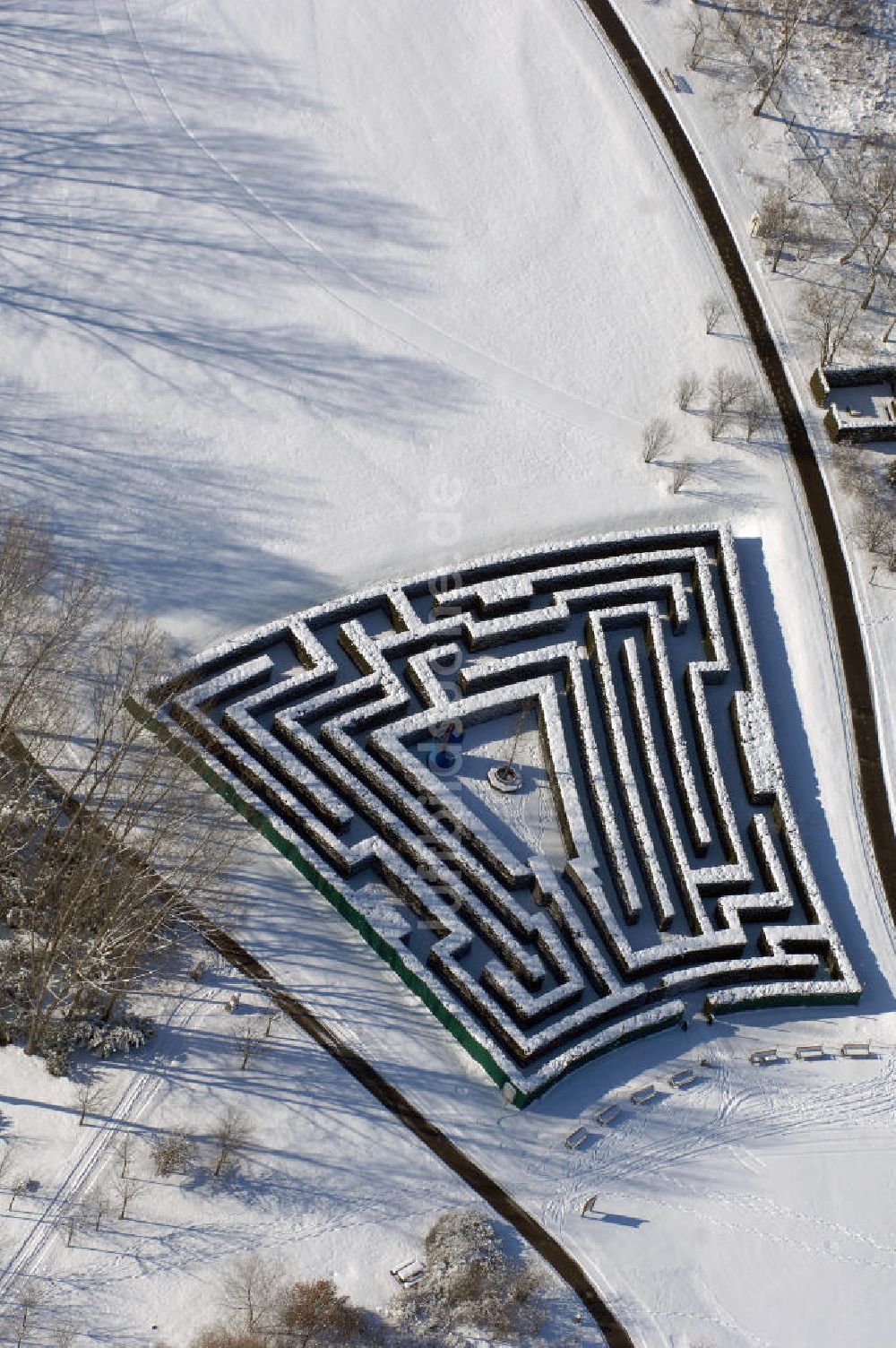 Berlin von oben - Winterlich verschneiten Hecken Irrgarten im Erholungspark Marzahn