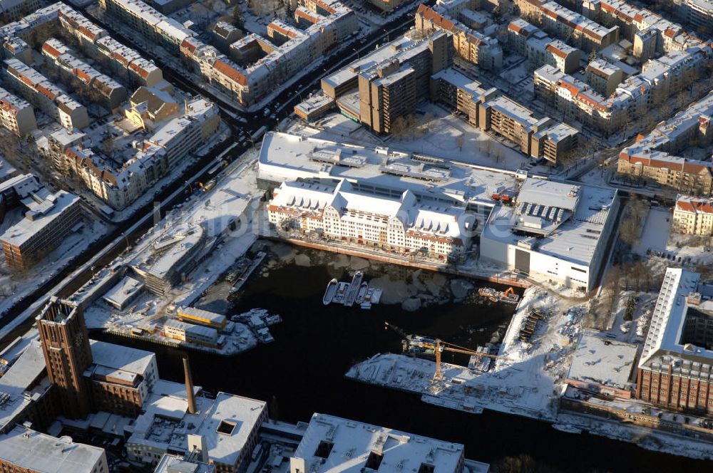 Luftbild Berlin - Winterlich verschneiten Tempelhofer Hafen in Berlin