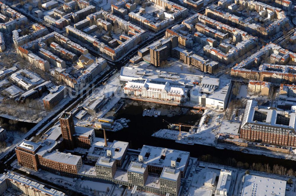 Luftaufnahme Berlin - Winterlich verschneiten Tempelhofer Hafen in Berlin