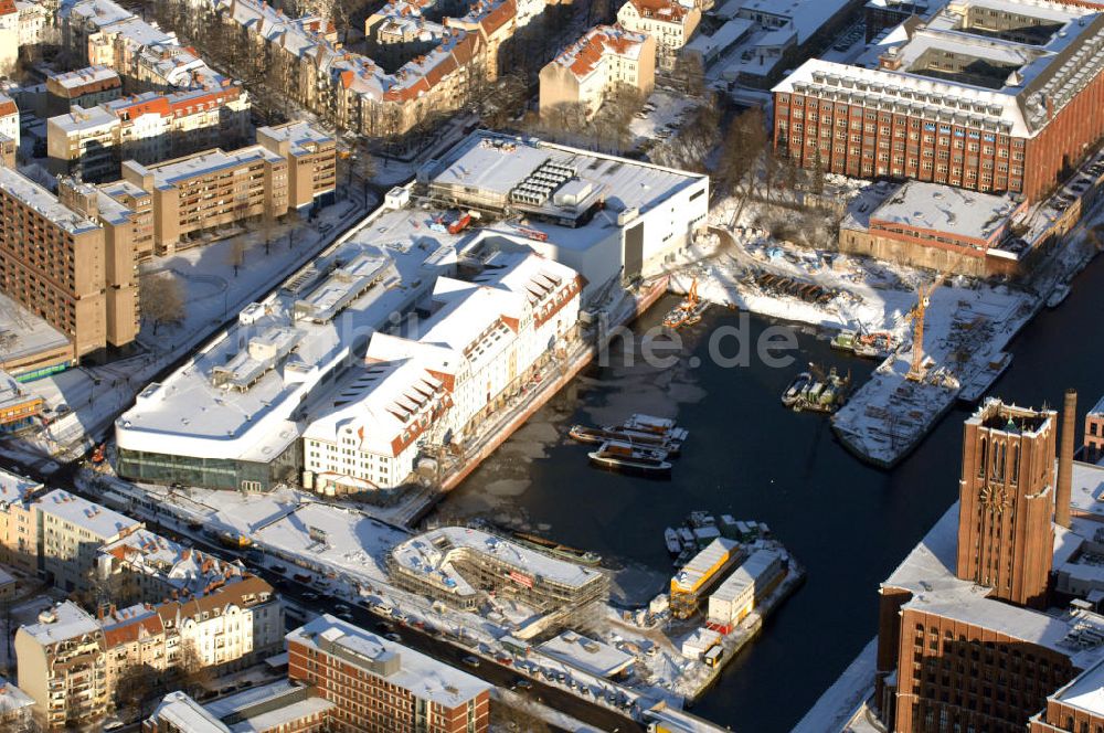 Berlin von oben - Winterlich verschneiten Tempelhofer Hafen in Berlin