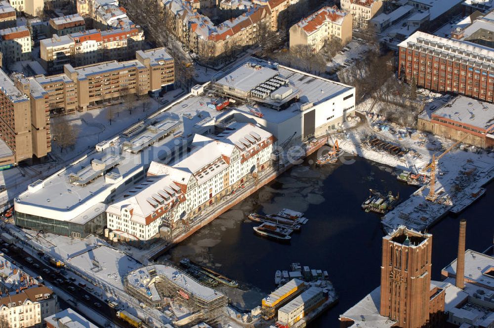 Berlin aus der Vogelperspektive: Winterlich verschneiten Tempelhofer Hafen in Berlin