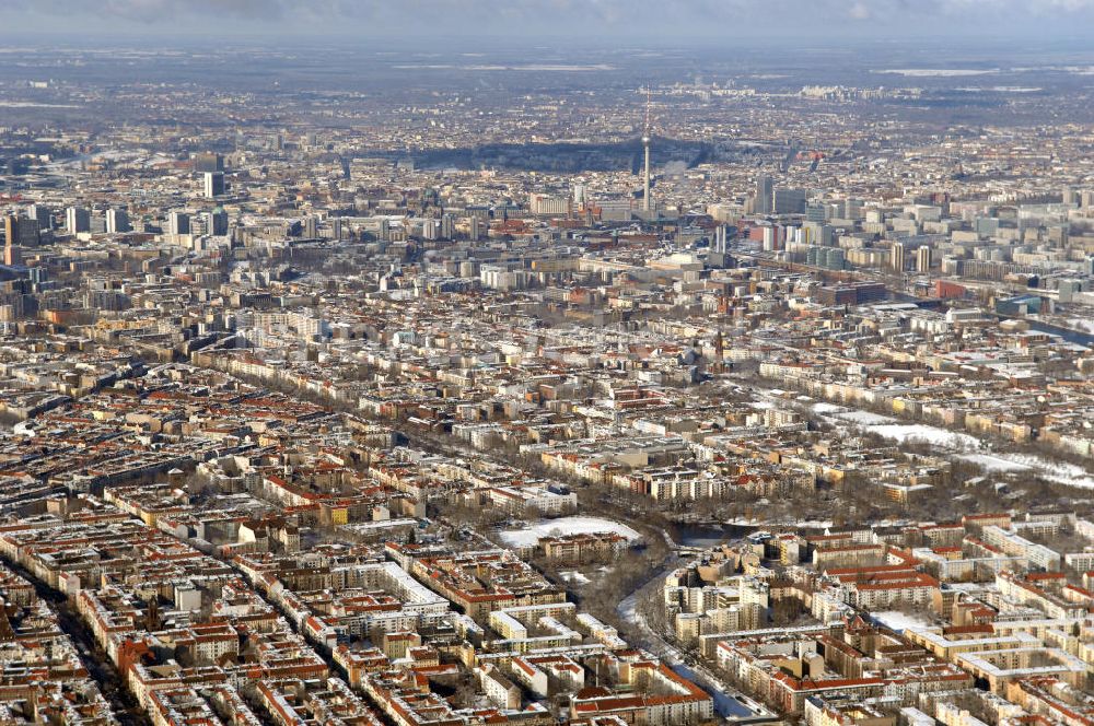 Luftaufnahme Berlin - winterlich verschneiten Wohngebiete am Landwehrkanal am Kiehlufer, Maybachufer in Berlin Neukölln / Kreuzberg