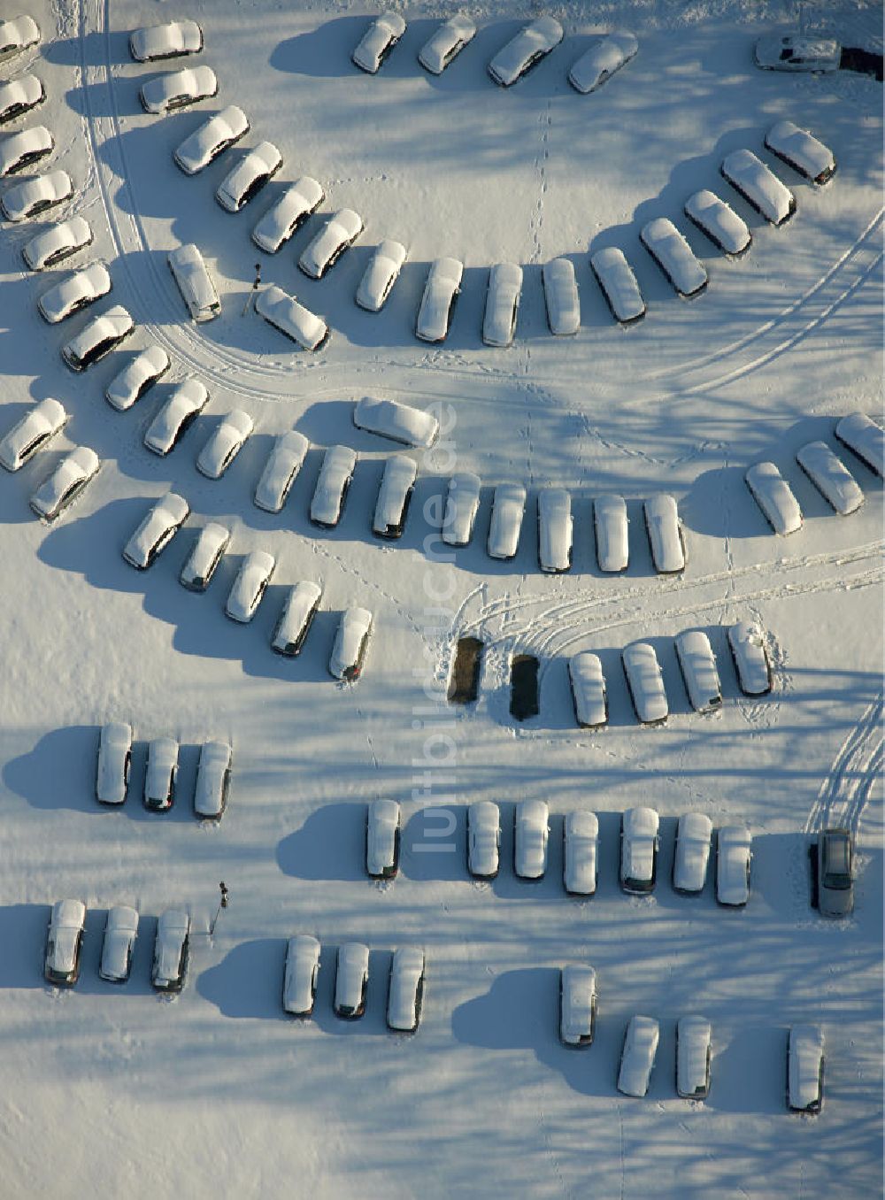 Luftaufnahme Haltern - Winterlich verschneiter Autoparkplatz eines Gebrauchtwagenhändlers in Haltern, Nordrhein-Westfalen