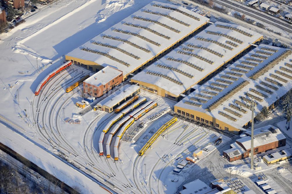 Berlin von oben - Winterlich verschneiter Blick auf die BVG-Betriebswerkstatt Grunewald