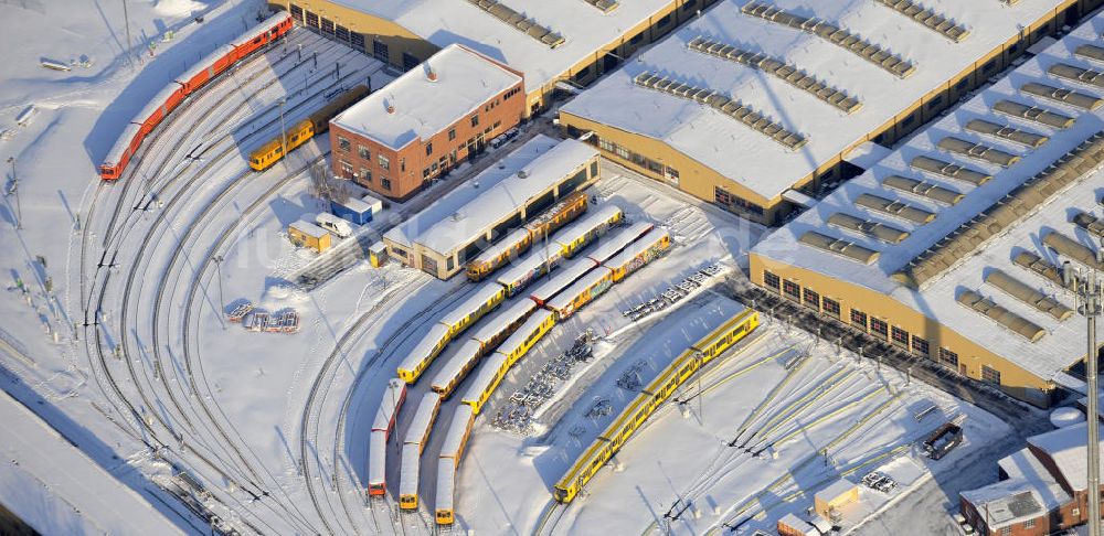 Luftaufnahme Berlin - Winterlich verschneiter Blick auf die BVG-Betriebswerkstatt Grunewald