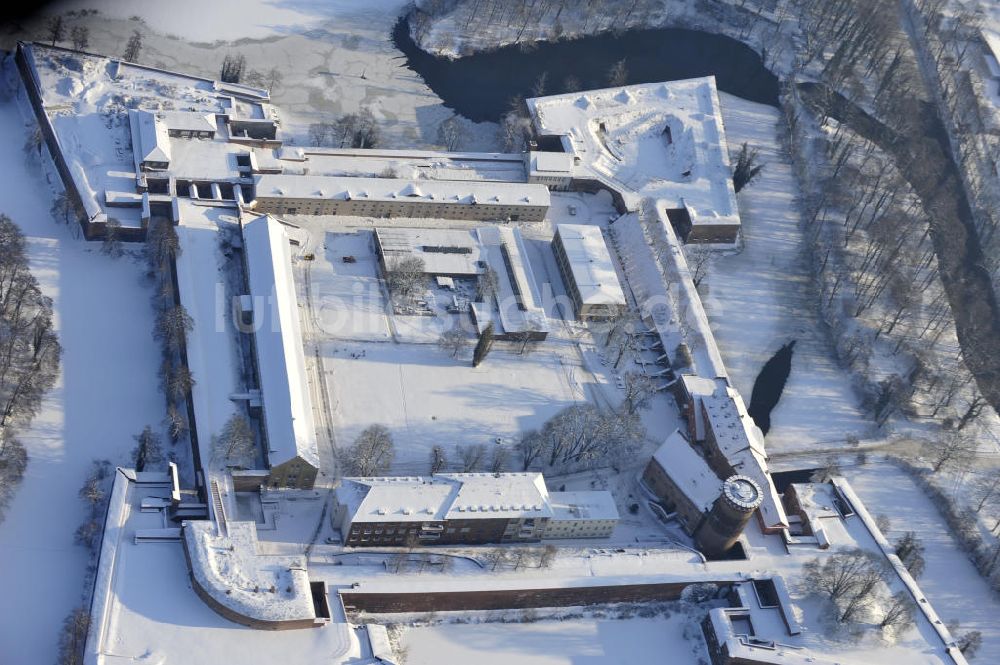 Berlin aus der Vogelperspektive: Winterlich verschneiter Blick auf die Spandauer Zitadelle in Berlin Spandau