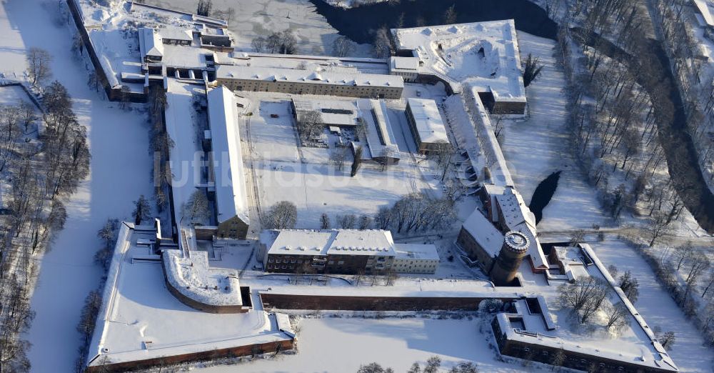 Luftbild Berlin - Winterlich verschneiter Blick auf die Spandauer Zitadelle in Berlin Spandau