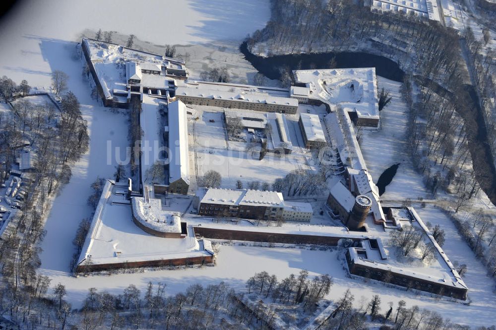 Luftaufnahme Berlin - Winterlich verschneiter Blick auf die Spandauer Zitadelle in Berlin Spandau