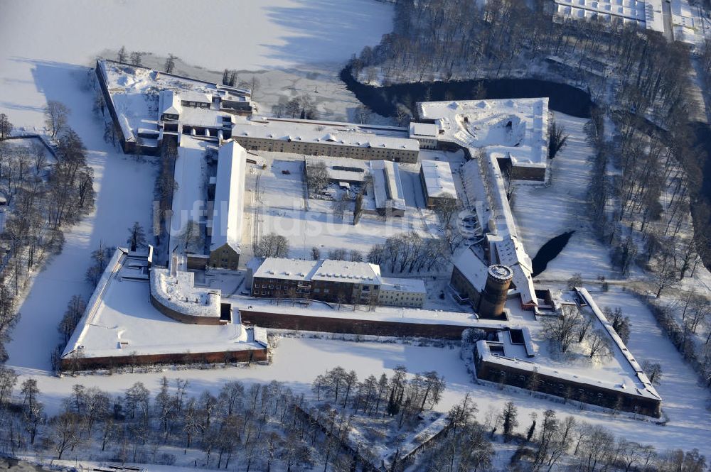 Berlin aus der Vogelperspektive: Winterlich verschneiter Blick auf die Spandauer Zitadelle in Berlin Spandau