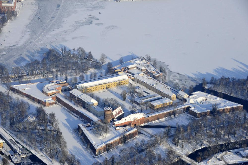 Luftbild Berlin - Winterlich verschneiter Blick auf die Spandauer Zitadelle in Berlin Spandau