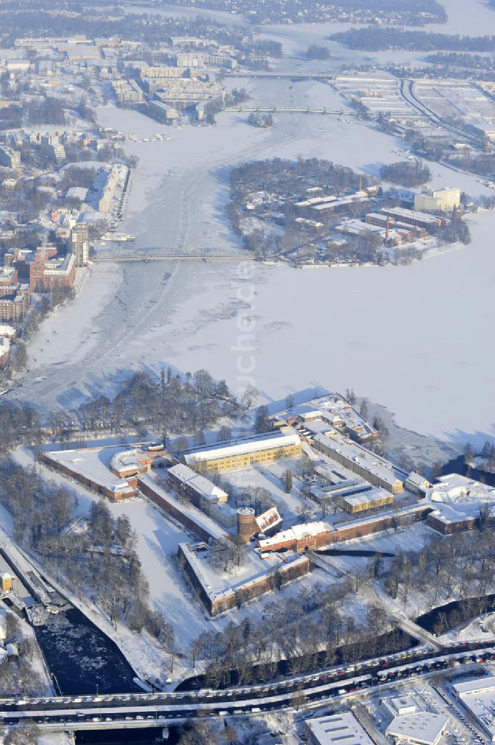 Luftaufnahme Berlin - Winterlich verschneiter Blick auf die Spandauer Zitadelle in Berlin Spandau