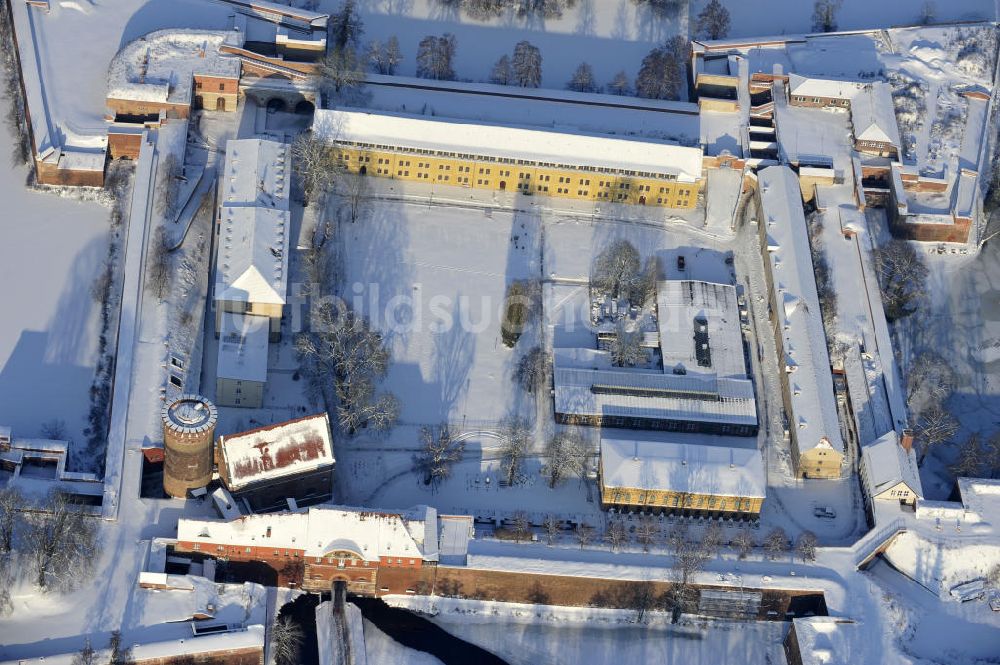 Berlin aus der Vogelperspektive: Winterlich verschneiter Blick auf die Spandauer Zitadelle in Berlin Spandau