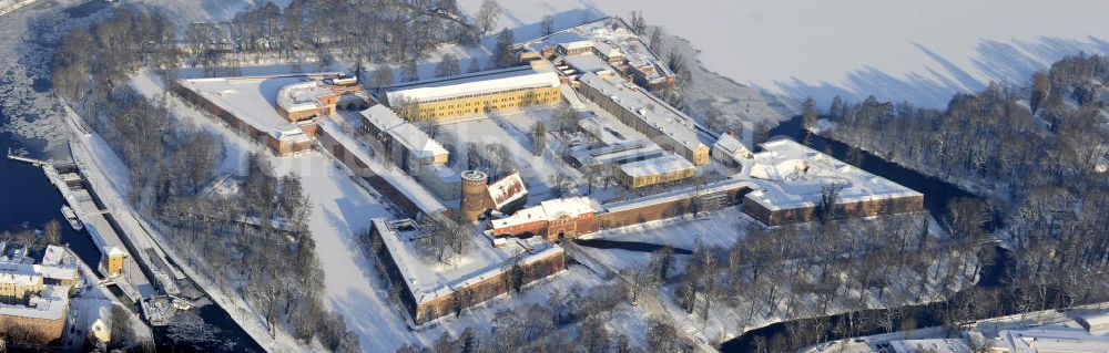 Luftaufnahme Berlin - Winterlich verschneiter Blick auf die Spandauer Zitadelle in Berlin Spandau