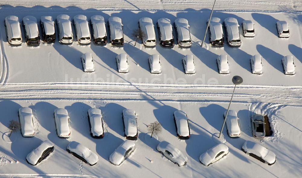 Luftbild Bottrop - Winterlich verschneiter Brabus-Parkplatz in Bottrop, Nordrhein-Westfalen