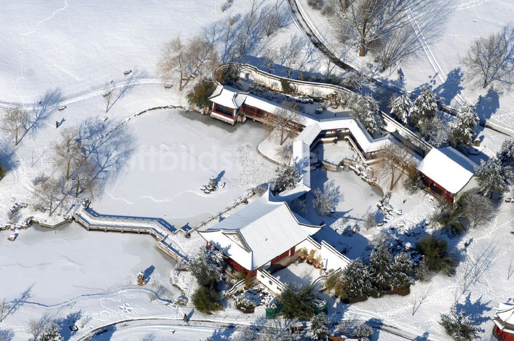 Luftbild Berlin - winterlich verschneiter Erholungspark Marzahn