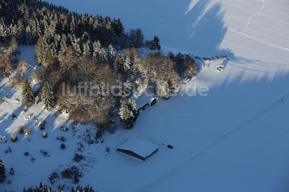 Bad Ditzenbach aus der Vogelperspektive: Winterlich verschneiter Flugplatz in Bad Ditzenbach im Bundesland Baden-Württemberg