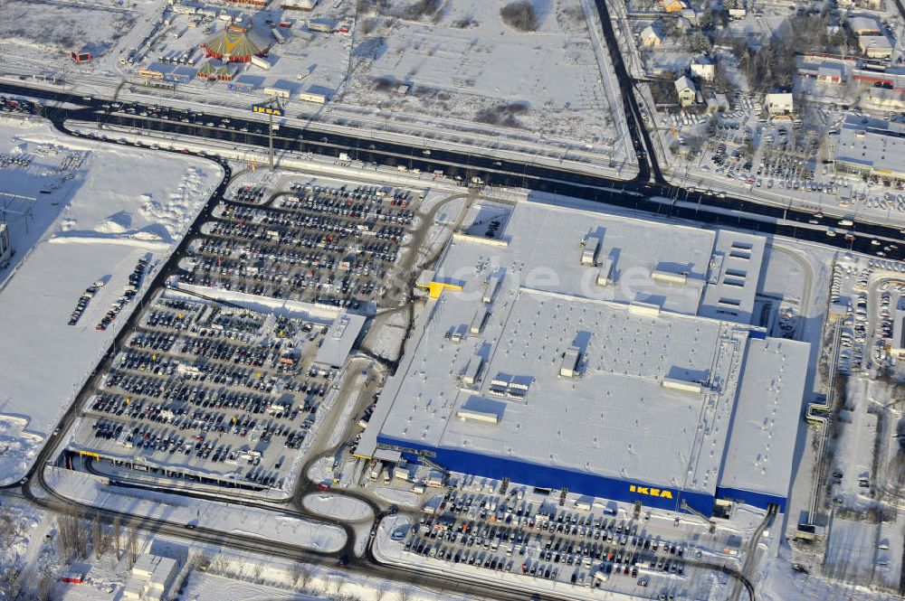 Berlin von oben - Winterlich verschneiter IKEA-Neubau Berlin Lichtenberg