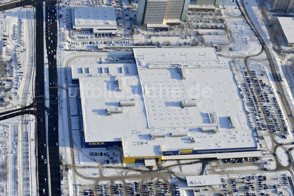 Berlin von oben - Winterlich verschneiter IKEA-Neubau Berlin Lichtenberg