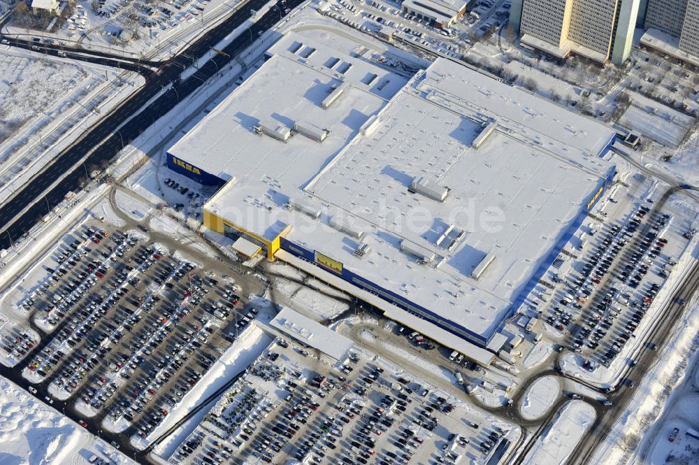 Luftbild Berlin - Winterlich verschneiter IKEA-Neubau Berlin Lichtenberg