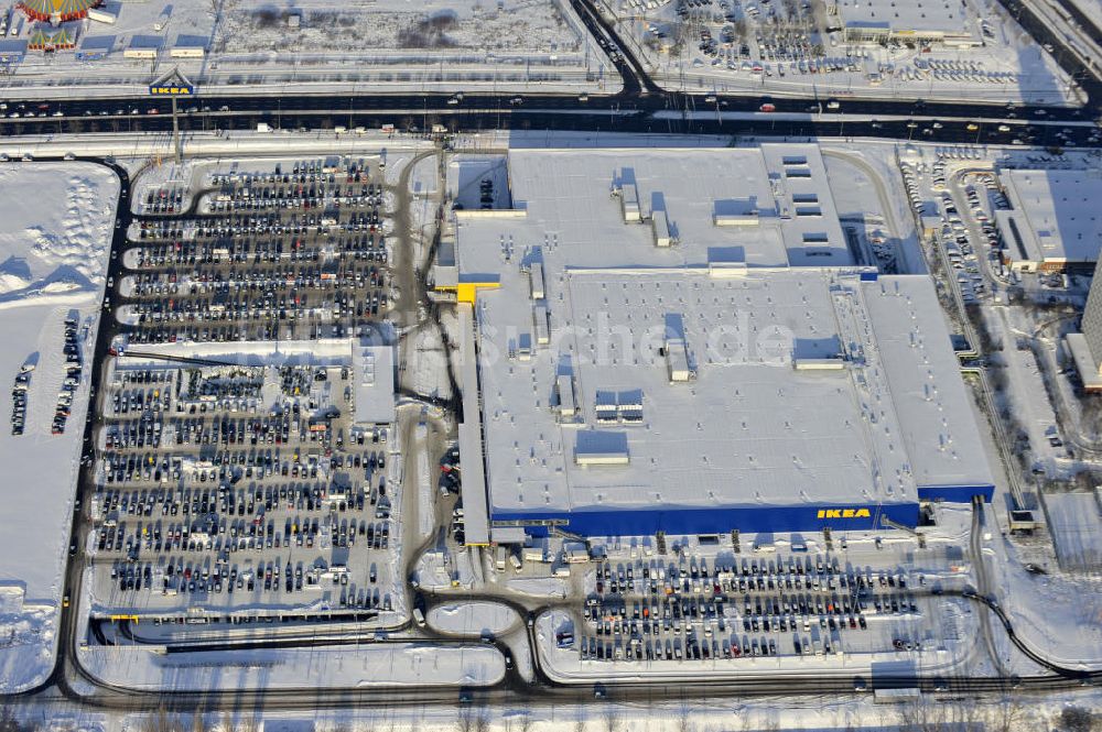 Luftaufnahme Berlin - Winterlich verschneiter IKEA-Neubau Berlin Lichtenberg