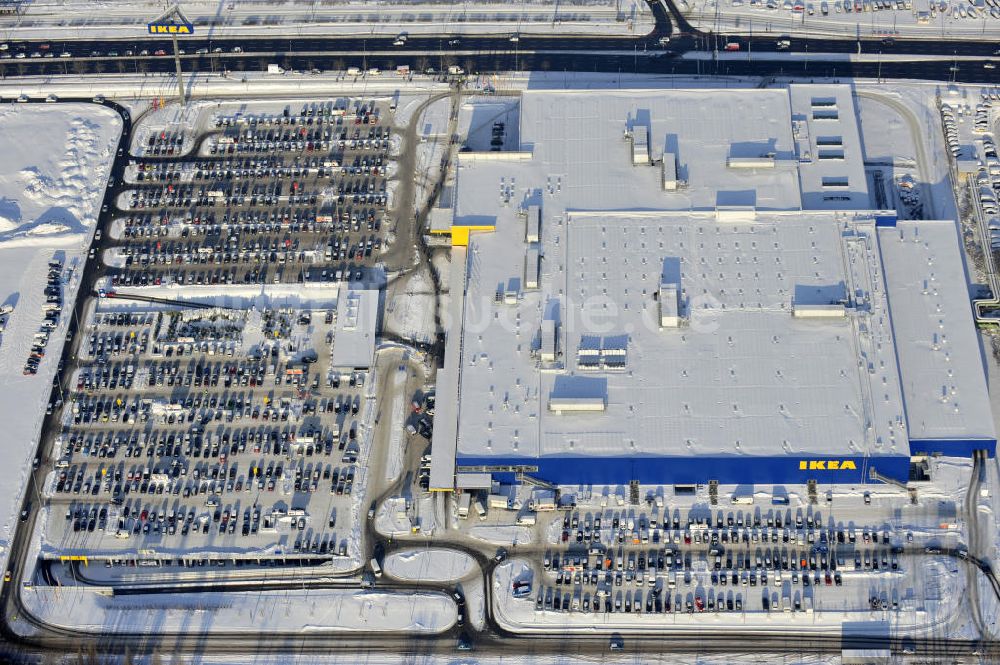 Berlin von oben - Winterlich verschneiter IKEA-Neubau Berlin Lichtenberg