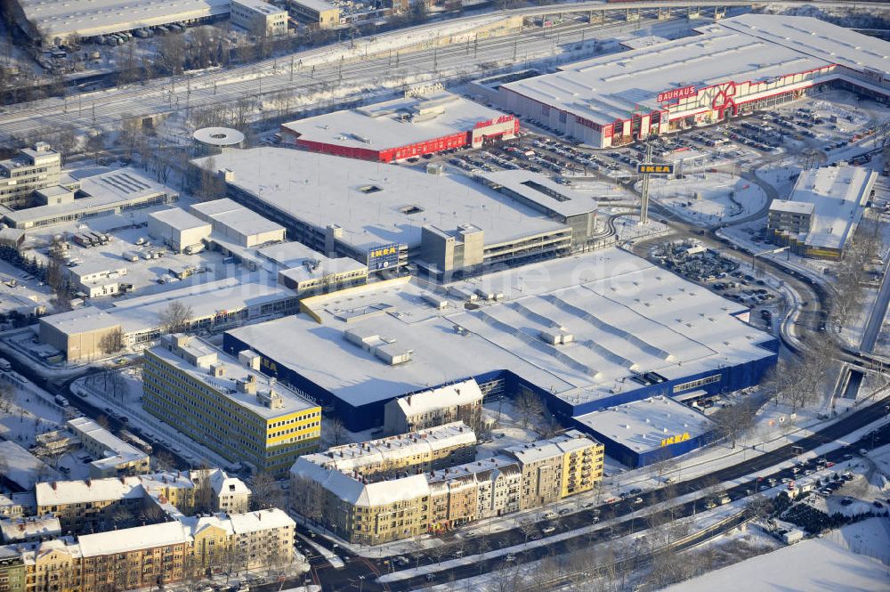 Berlin von oben - Winterlich verschneiter IKEA-Neubau Berlin Spandau