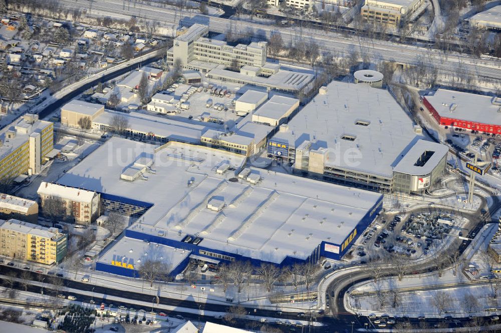 Luftbild Berlin - Winterlich verschneiter IKEA-Neubau Berlin Spandau