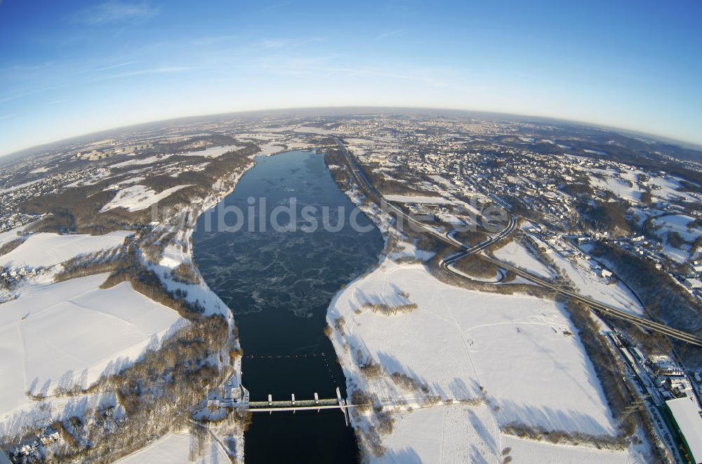 Bochum aus der Vogelperspektive: Winterlich verschneiter Kemnader Stausee als Fisheye-Blick