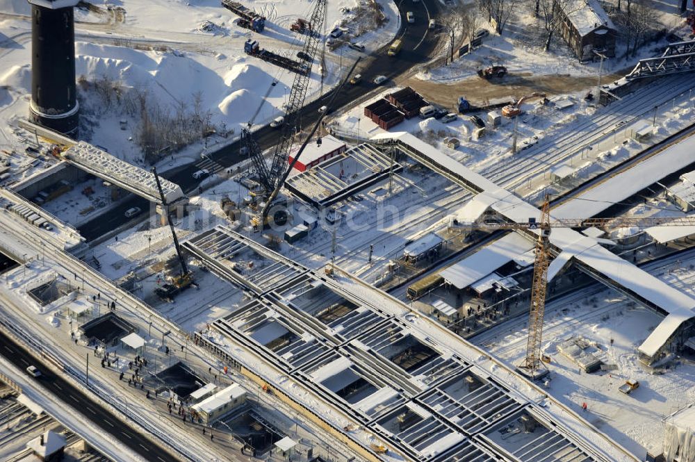 Berlin von oben - Winterlich verschneiter Um- und Neubau des Berliner S-Bahnhofs Ostkreuz