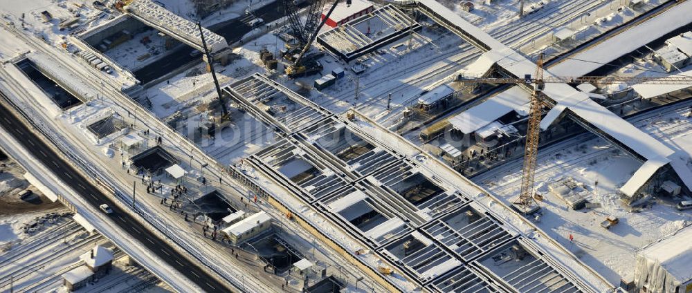 Berlin aus der Vogelperspektive: Winterlich verschneiter Um- und Neubau des Berliner S-Bahnhofs Ostkreuz