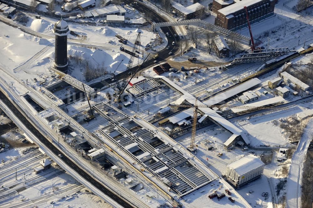 Luftbild Berlin - Winterlich verschneiter Um- und Neubau des Berliner S-Bahnhofs Ostkreuz