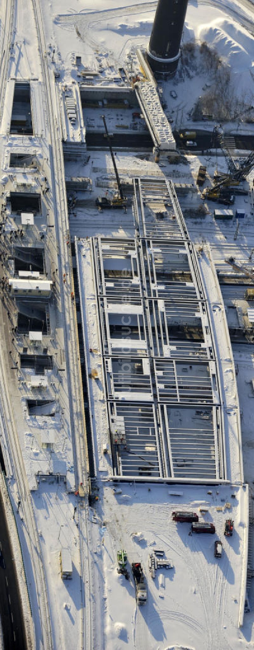 Berlin von oben - Winterlich verschneiter Um- und Neubau des Berliner S-Bahnhofs Ostkreuz