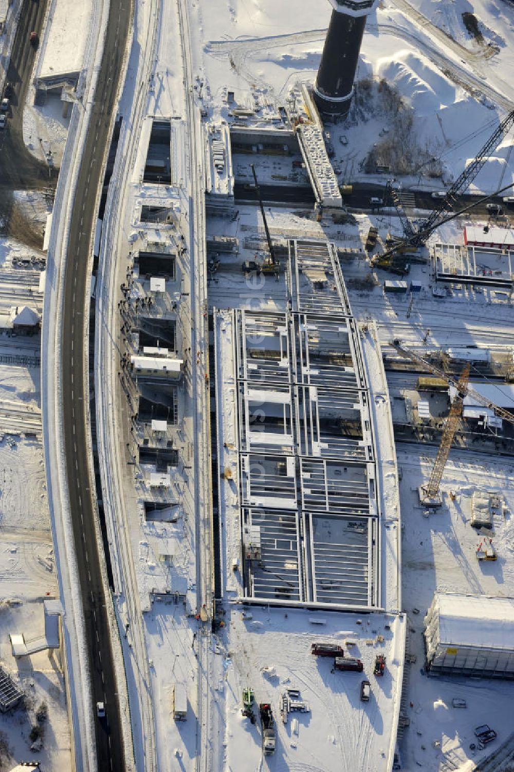 Berlin aus der Vogelperspektive: Winterlich verschneiter Um- und Neubau des Berliner S-Bahnhofs Ostkreuz