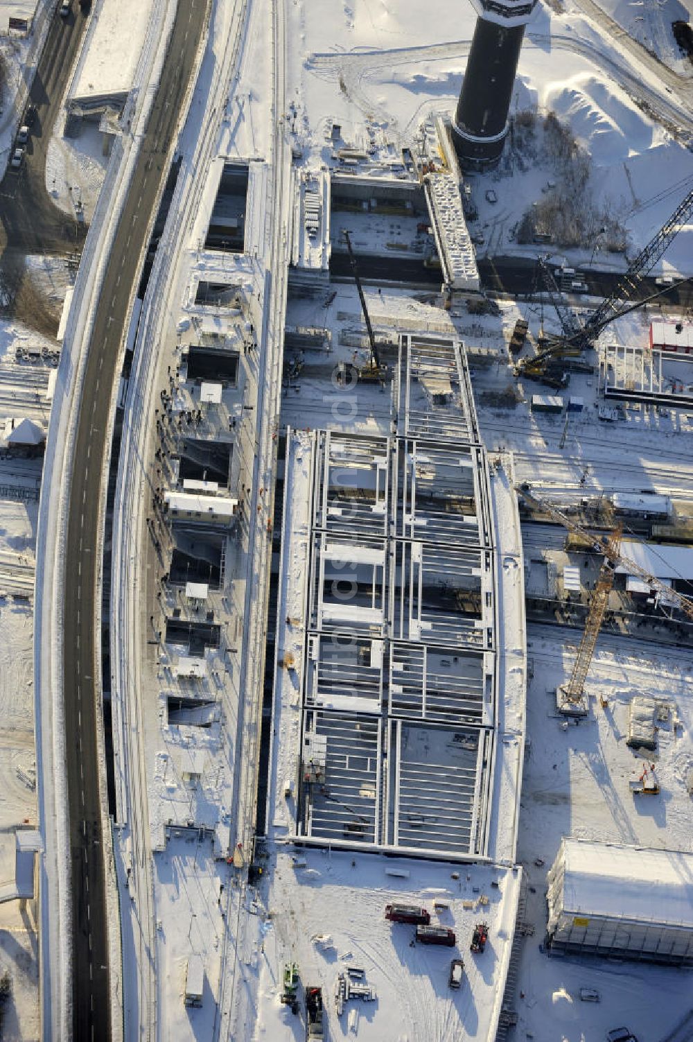 Luftbild Berlin - Winterlich verschneiter Um- und Neubau des Berliner S-Bahnhofs Ostkreuz