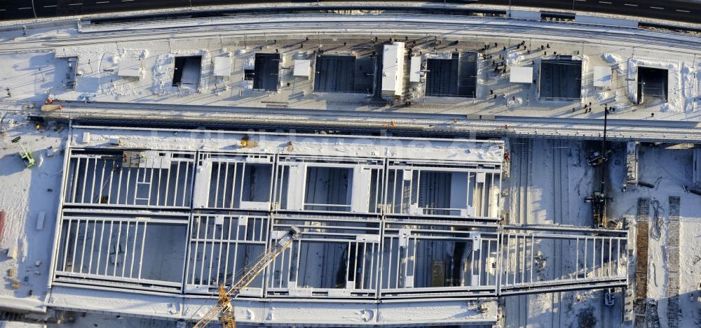 Berlin von oben - Winterlich verschneiter Um- und Neubau des Berliner S-Bahnhofs Ostkreuz