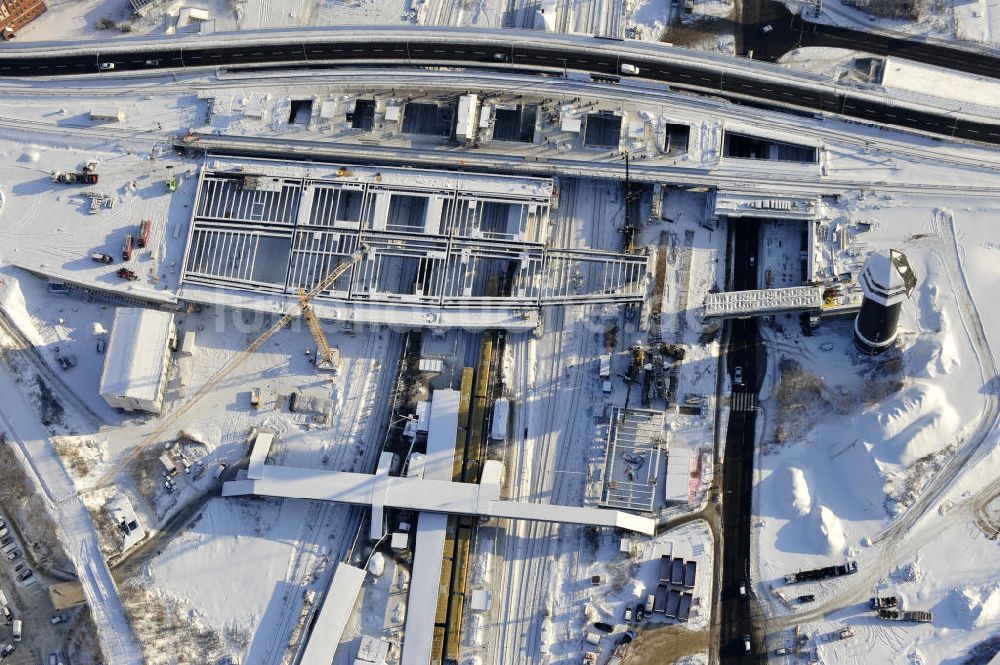 Luftbild Berlin - Winterlich verschneiter Um- und Neubau des Berliner S-Bahnhofs Ostkreuz