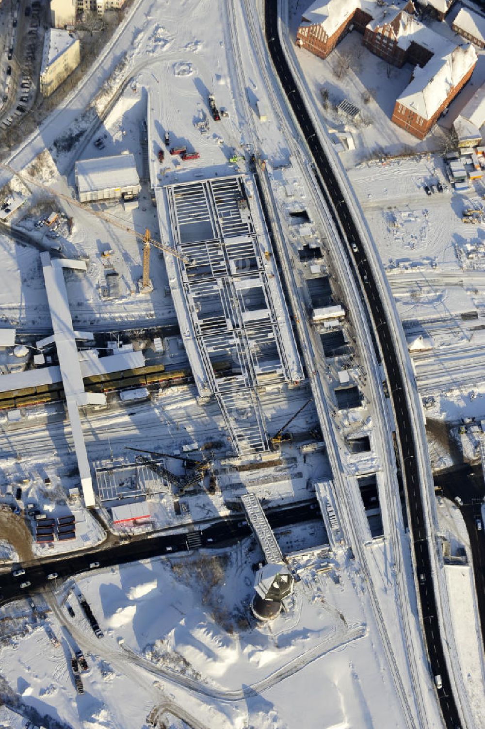 Berlin von oben - Winterlich verschneiter Um- und Neubau des Berliner S-Bahnhofs Ostkreuz