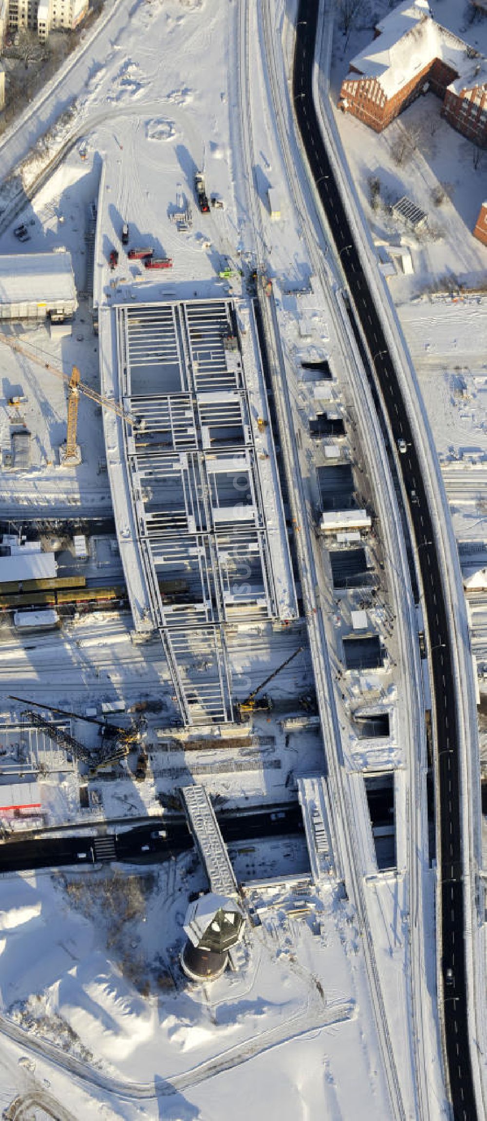 Berlin aus der Vogelperspektive: Winterlich verschneiter Um- und Neubau des Berliner S-Bahnhofs Ostkreuz