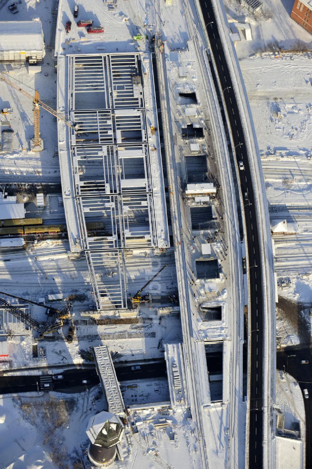 Luftbild Berlin - Winterlich verschneiter Um- und Neubau des Berliner S-Bahnhofs Ostkreuz