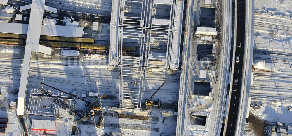 Berlin aus der Vogelperspektive: Winterlich verschneiter Um- und Neubau des Berliner S-Bahnhofs Ostkreuz