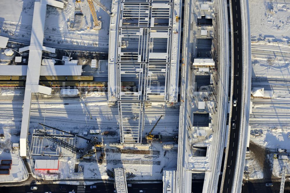 Luftbild Berlin - Winterlich verschneiter Um- und Neubau des Berliner S-Bahnhofs Ostkreuz