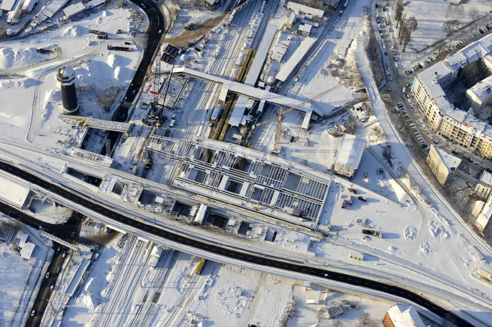 Luftaufnahme Berlin - Winterlich verschneiter Um- und Neubau des Berliner S-Bahnhofs Ostkreuz